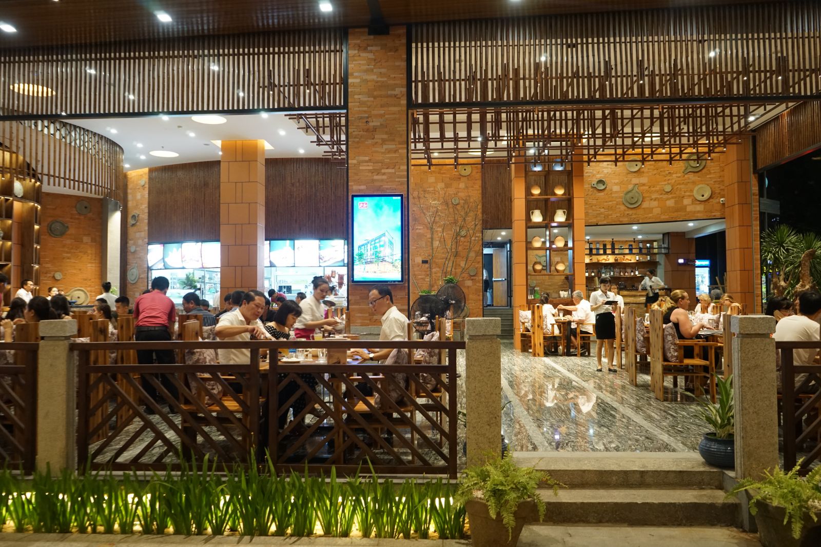 nhà hàng hải sản lớn nhất Đà Nẵng