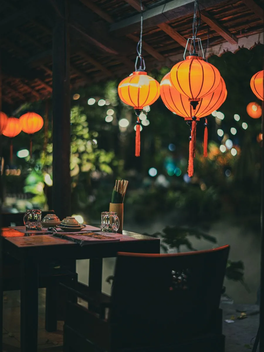 Bàn ăn ngoài trời dưới những chiếc đèn lồng