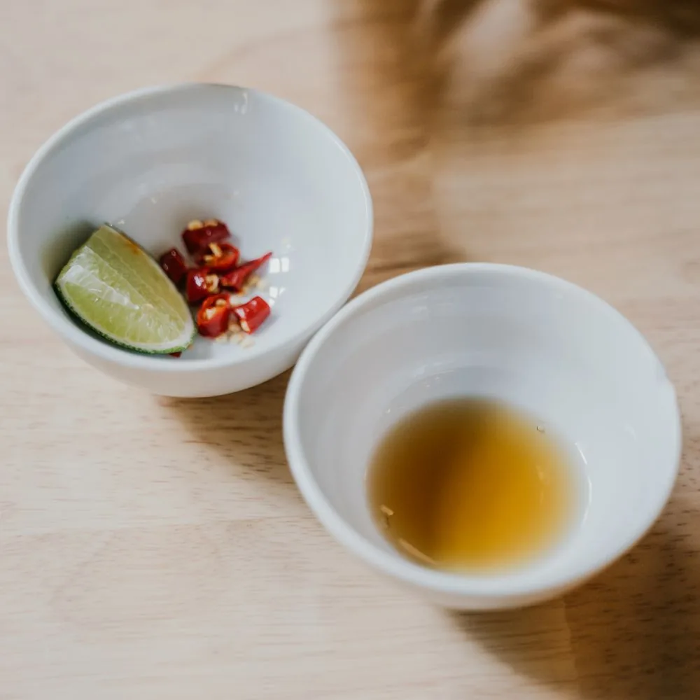 Chén muối ớt chanh và chén nước chấm