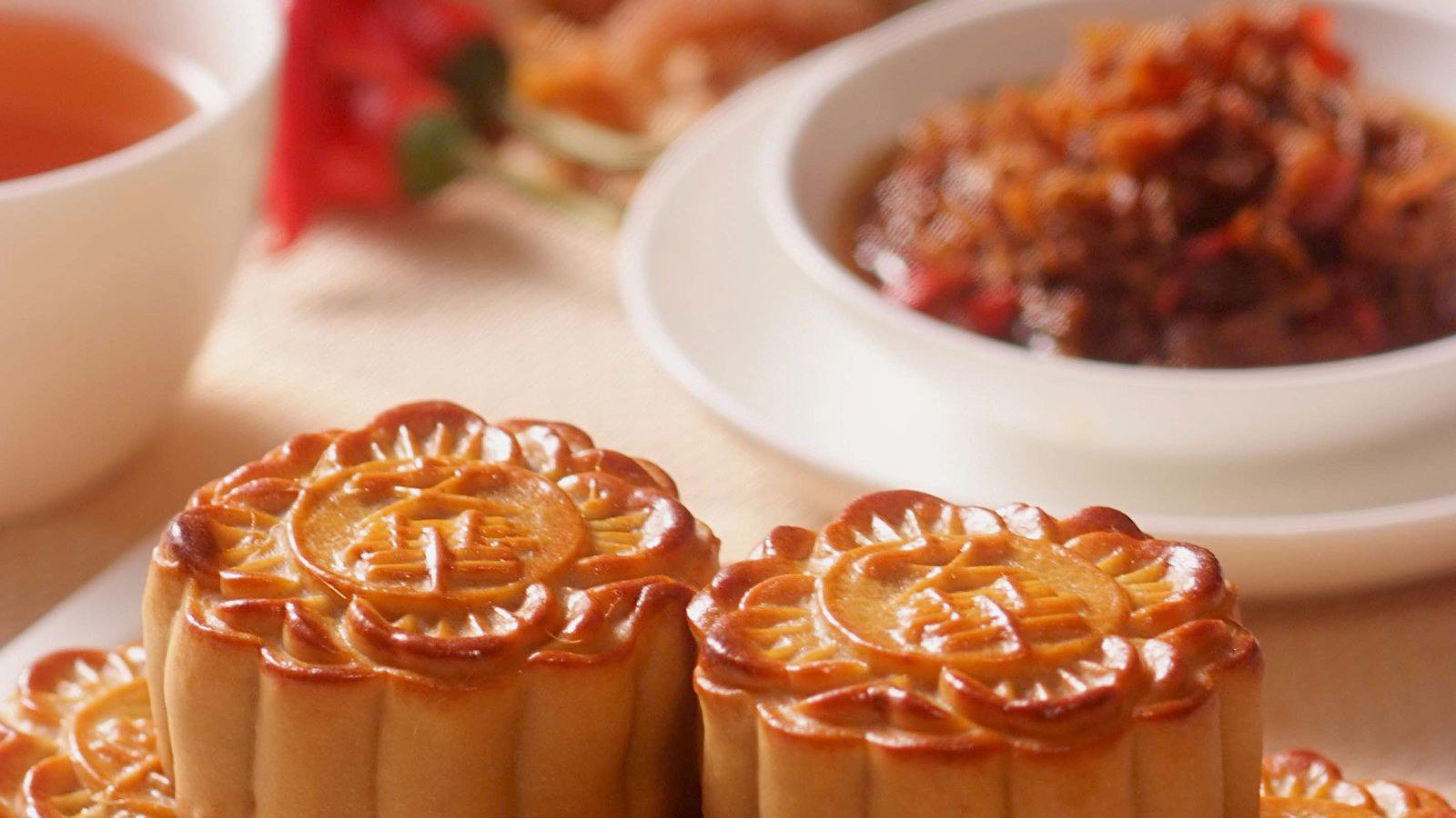 Bánh trung thu và trà đi kèm Bánh trung thu và trà đi kèm