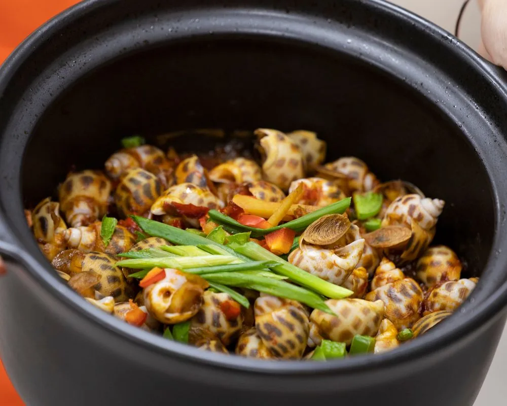 Nồi ốc xào sả ớt hành lá