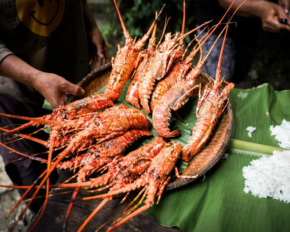 Tôm hùm nướng bày trên lá chuối